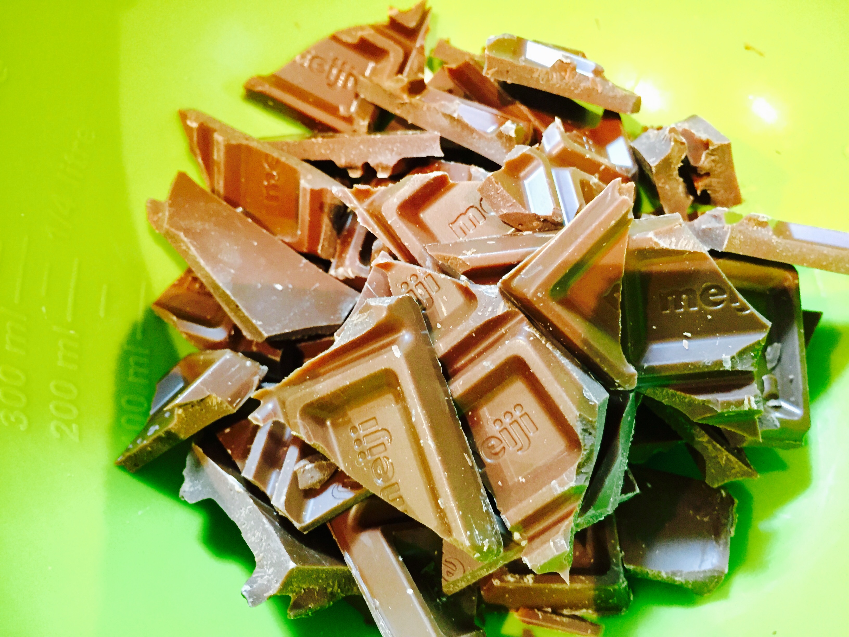 チョコレートを細かくする