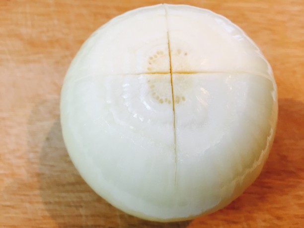 玉ねぎに切り込みを入れる