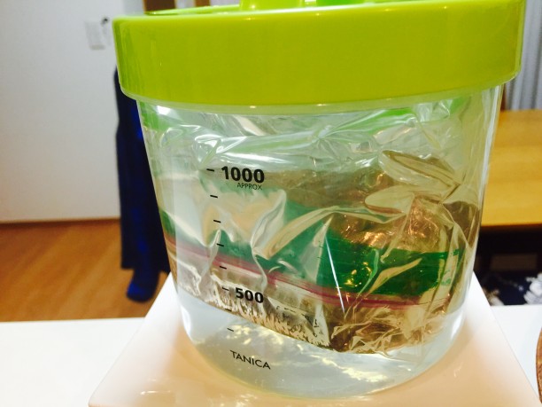 内容器にお湯を注ぐ