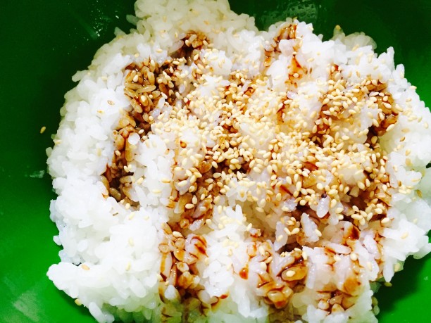 ご飯にゴマを混ぜる