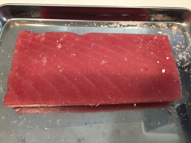 マグロに塩をふる