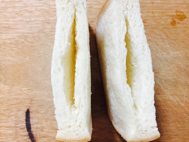 食パンの中心に切り込みを入れます