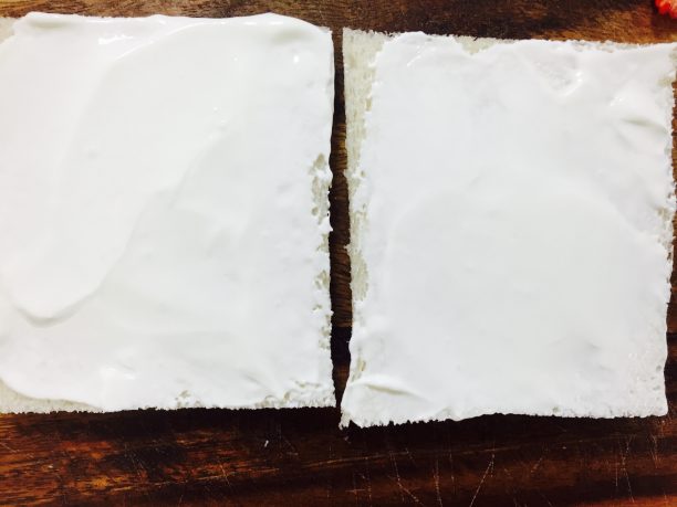 食パンに水切りヨーグルトをぬる