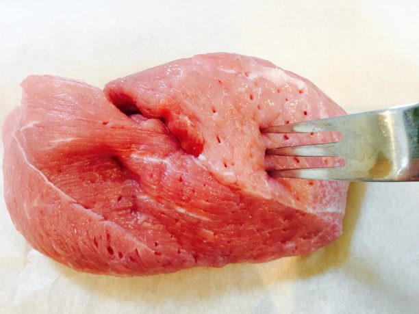 お肉をフォークで刺す