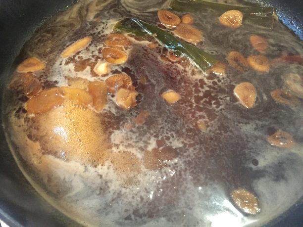 煮汁をひと煮立ちさせる
