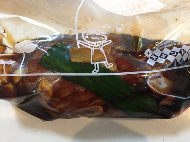 材料を保存袋に入れる