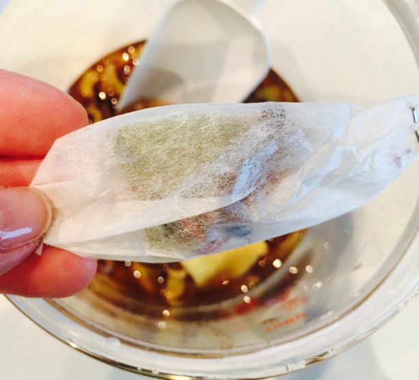 お茶パックにローリエを入れる