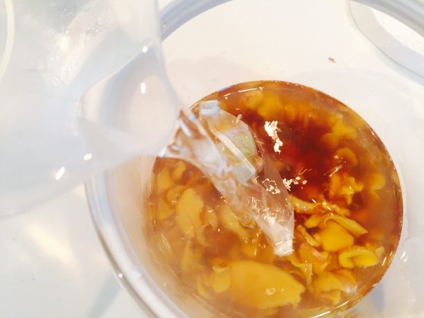 お湯を注ぐ