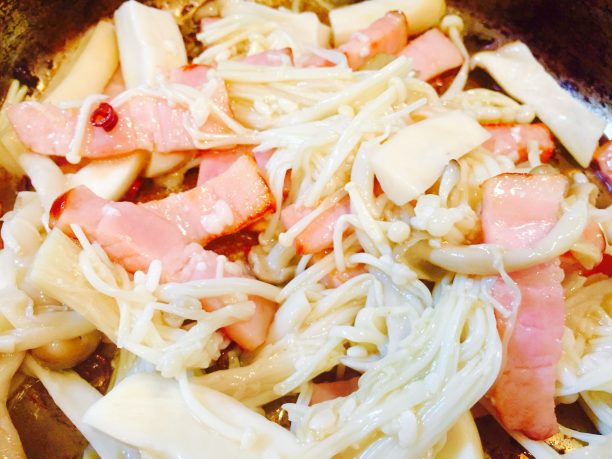 茹でたパスタを加える