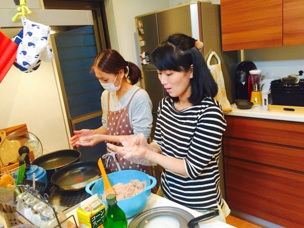 料理中のお友達