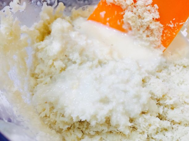 パン粉と豆乳甘酒を混ぜる