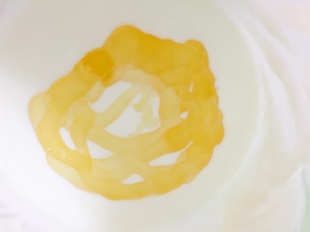 ヨーグルトにはちみつを加える