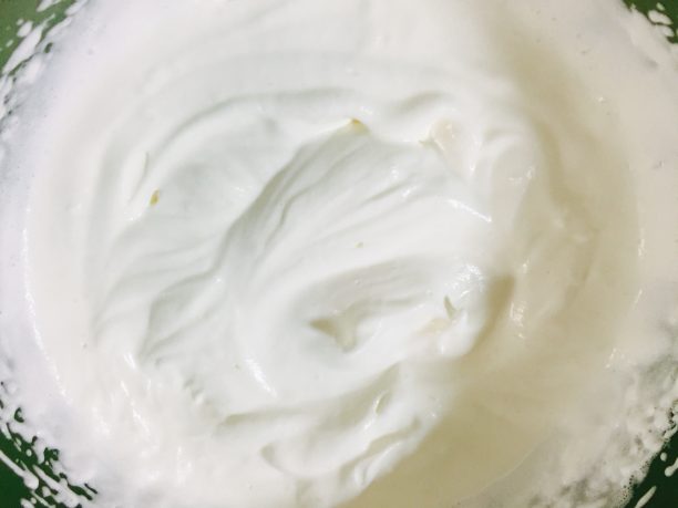 生クリームを泡立てる