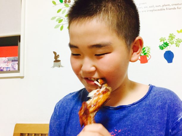 手羽先を食べるそうちゃん