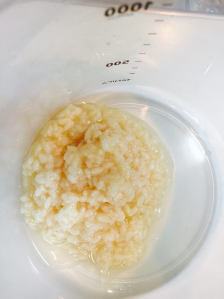内容器に甘こうじを入れる