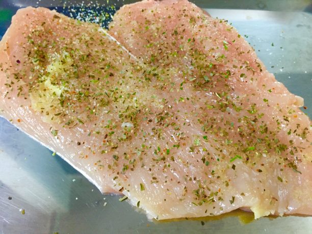 鶏に下味をつける