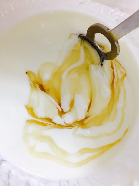 ヨーグルトにはちみつを加える