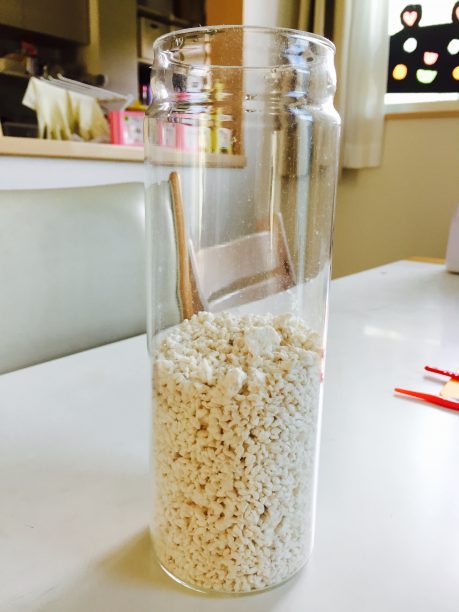 ガラス瓶にこうじを入れる