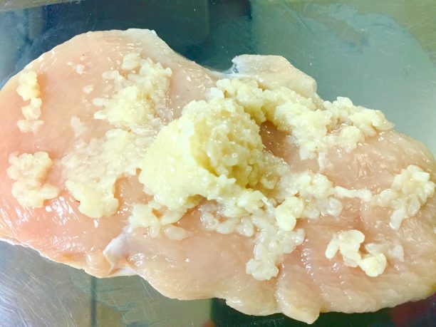 鶏肉に塩こうじをまぶす