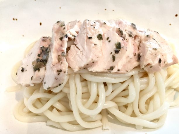 うどんにチキンを乗せる
