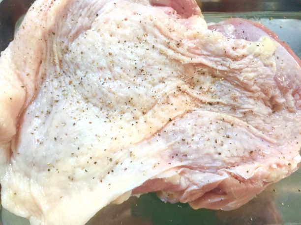 鶏肉にフォークで穴をあける