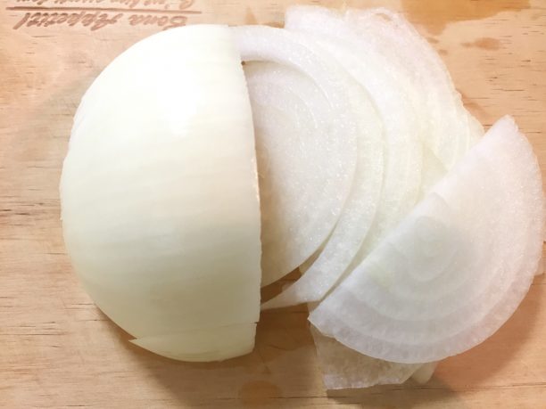 玉ねぎを繊維に垂直にスライス