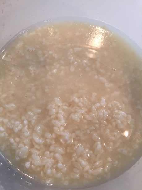 こうじをお湯を混ぜる