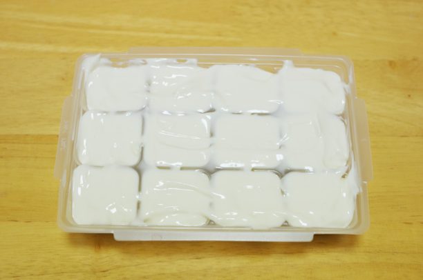 製氷機で凍らせる