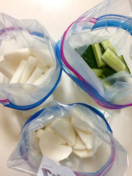 野菜を保存袋に入れる