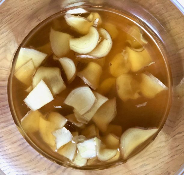 ガラスポットに材料を入れる