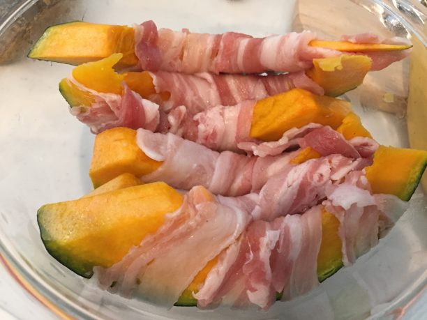 かぼちゃに豚肉を巻く
