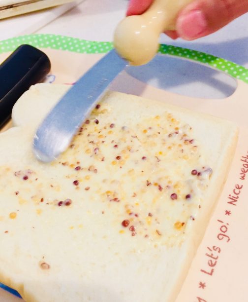 食パンにマスタードを塗る