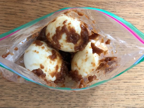 茹でた卵にしょうゆこうじをまぶす