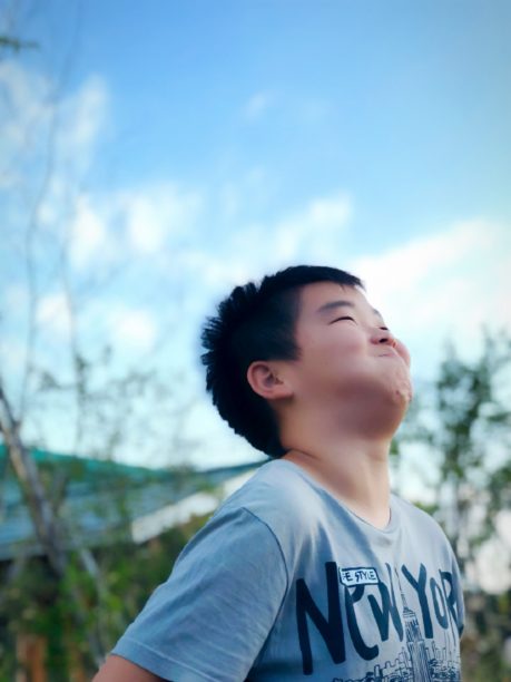秋空を眺めるそうちゃん