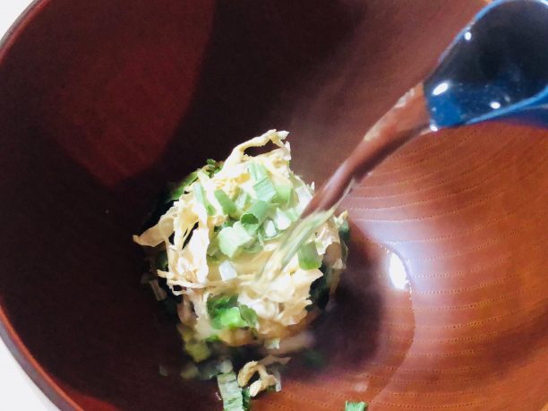 味噌玉にお湯を注ぐ