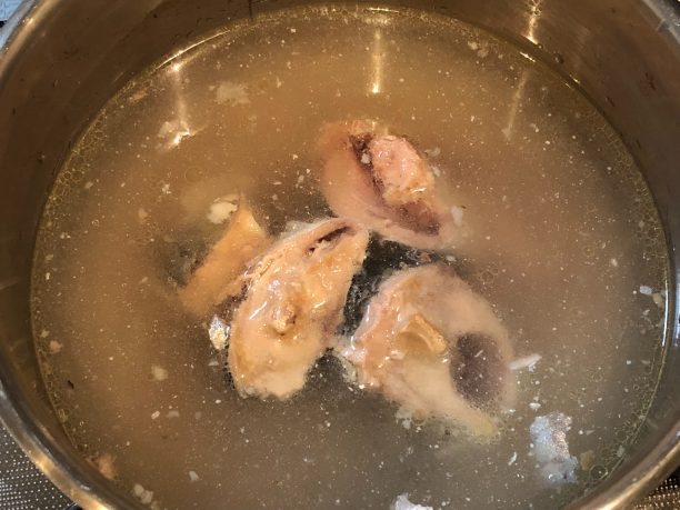 鯖缶と水を火にかける