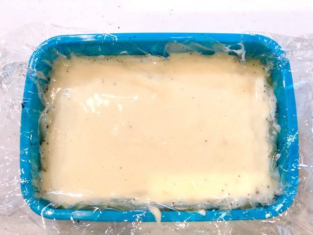 型に流し入れ冷蔵庫に入れる