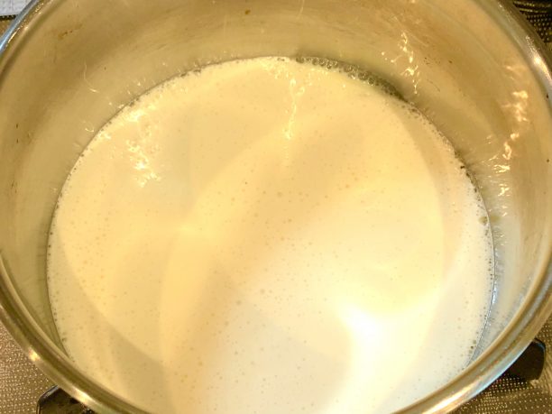 ミキサーにかけ豆乳を加える