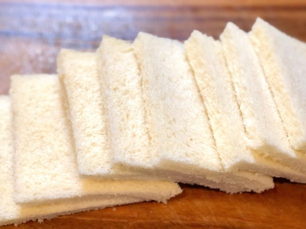 食パンの耳を切る