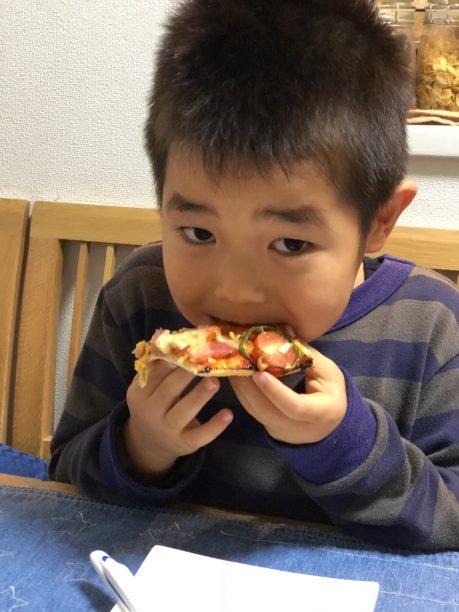ピザを食べるせんちゃん