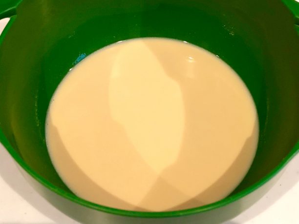 ボウルに材料を入れよく混ぜる