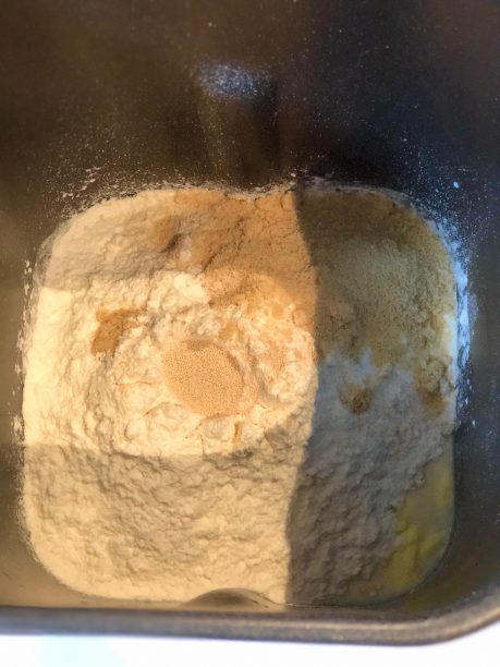 ホームベーカリーに材料を入れる