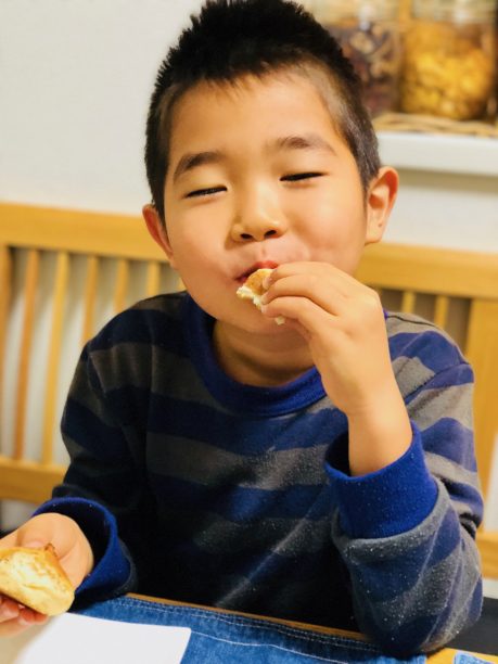 パンを食べるせんちゃん