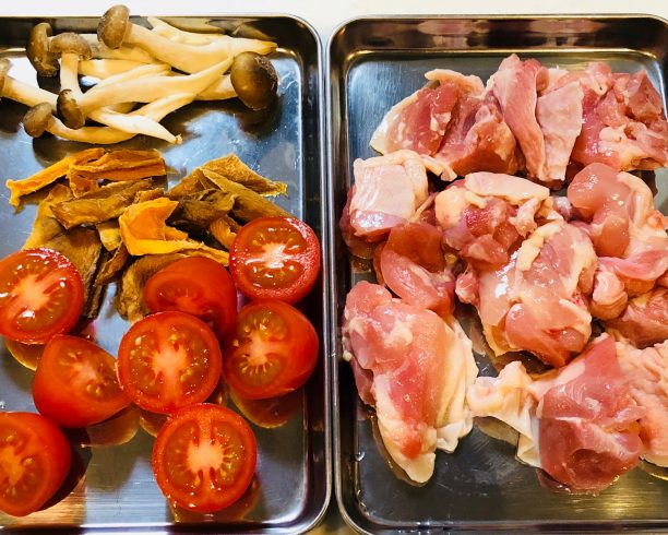 ドライマンゴーとトマトの鶏モモヘルシー煮込みの材料