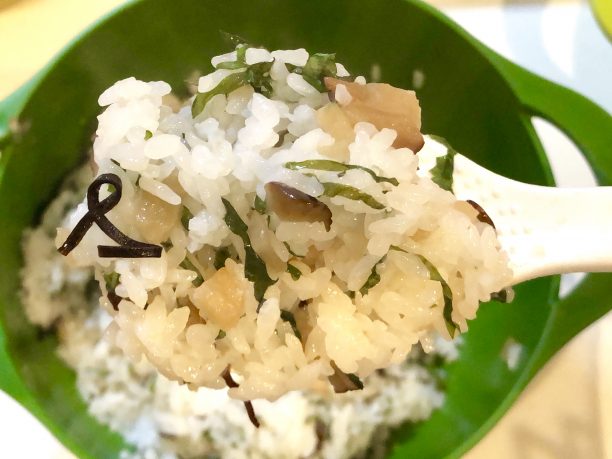 ご飯と塩昆布を入れる