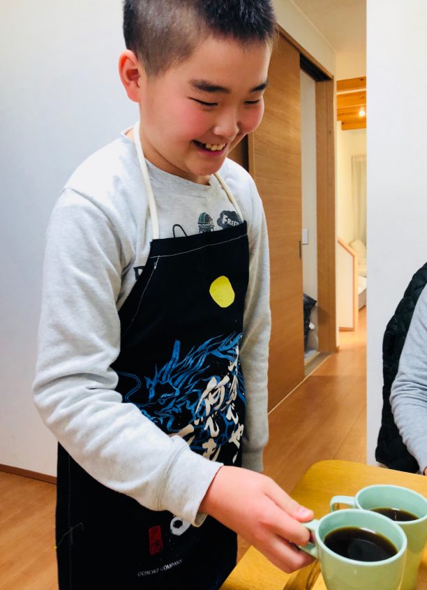コーヒーを運ぶそうちゃん