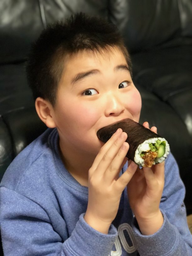 恵方巻を食べるそうちゃん