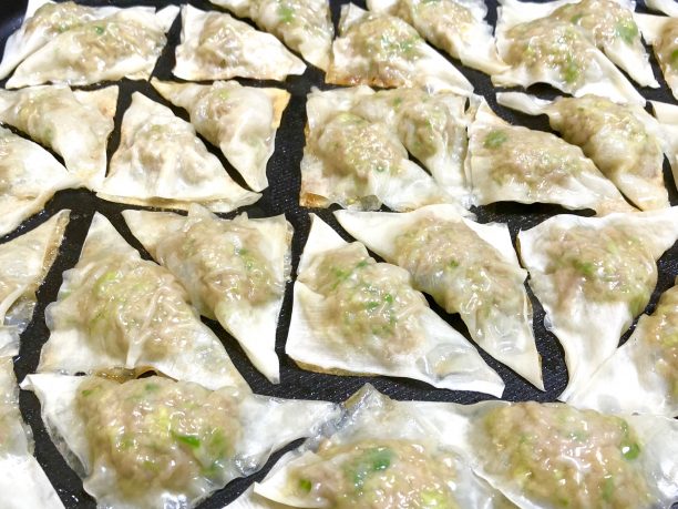 餃子を焼く
