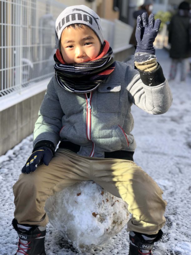 雪で遊ぶせんちゃん