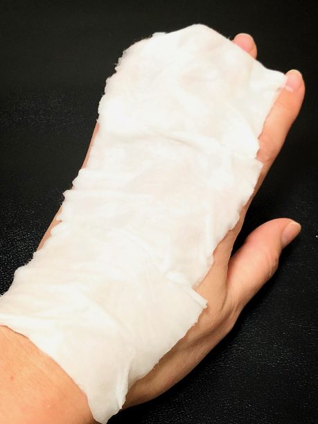 手にコットンを乗せる